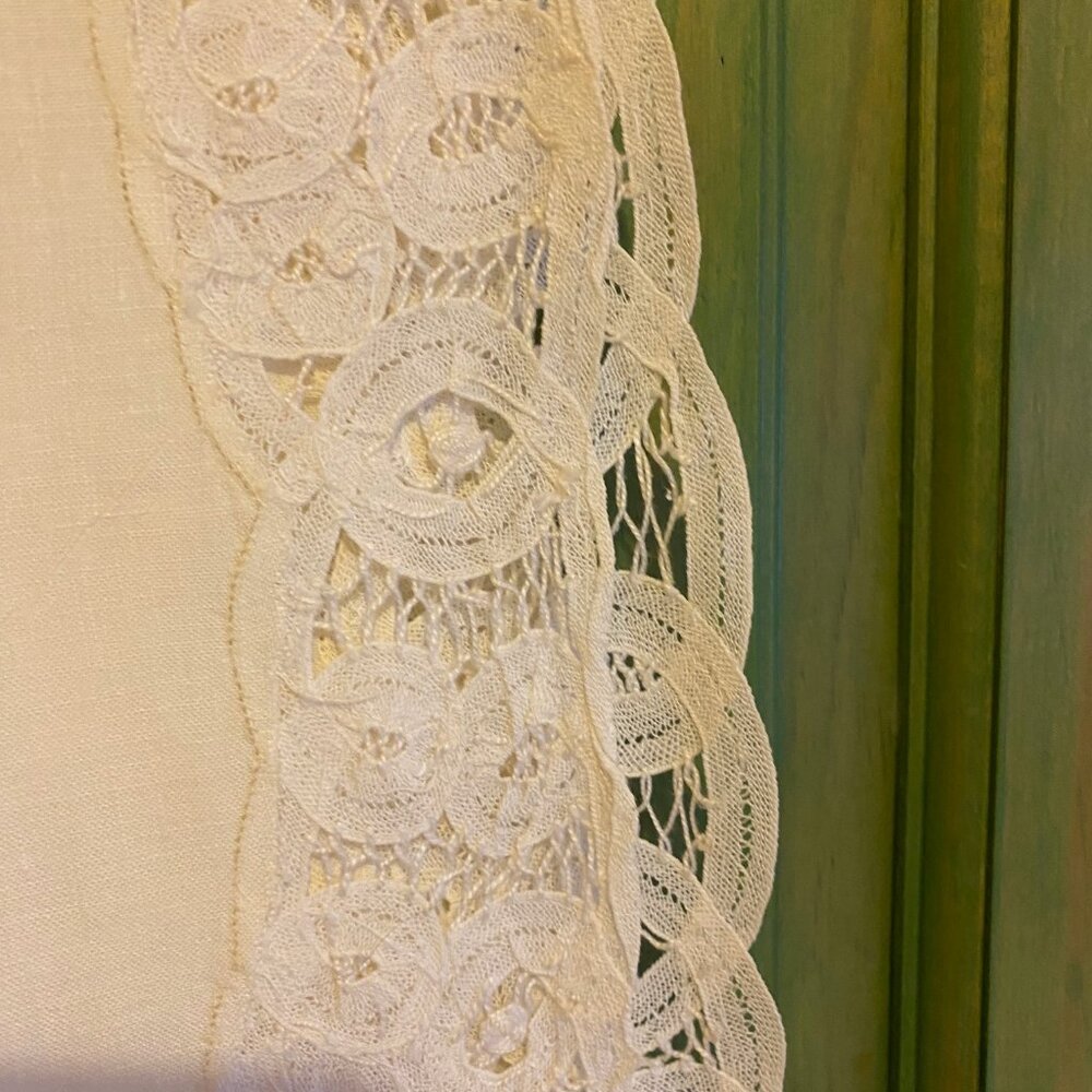 Vintage hand made lace and ecru linen tablecloth 86" x 80" - Picture 8 of 9